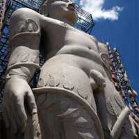 Monolithe Statue at Sravanabelagola Jain Temple in Karnataka is 58.6 feet high. The giant statue cannot be viewed from the bottom of the Indragiri hill because of the high temple walls surrounding it. One must climb more than 600 uneven steps carved into the rock. Bahubali, was a warrior who renounced the material life in order to lead a strict ascetic life in accordance with Digambar Jain monk order.
